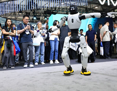小伙捡到疑似手雷赶紧上交