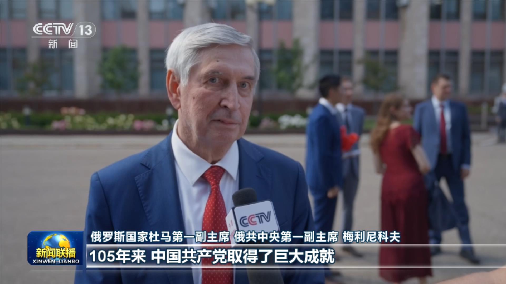 习近平等为受表彰的全国“两优一先”代表颁奖